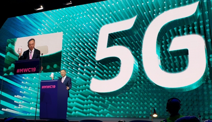 ▲ KT 황창규 회장이 25일(현지시간) 스페인 바르셀로나에서 개막한 MWC 2019에서 ‘마침내 5G와 차세대 지능형 플랫폼을 실현하다(Now a Reality, KT 5G and the Next Intelligent Platform)’를 주제로 기조연설(Keynote Speech)을 하고 있다. ⓒKT