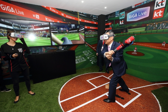 ▲25일 MWC 2019 KT 부스에서 황창규 회장이 기가 라이브 TV 단말을 쓰고 VR 야구게임을 체험하고 있다. ⓒKT