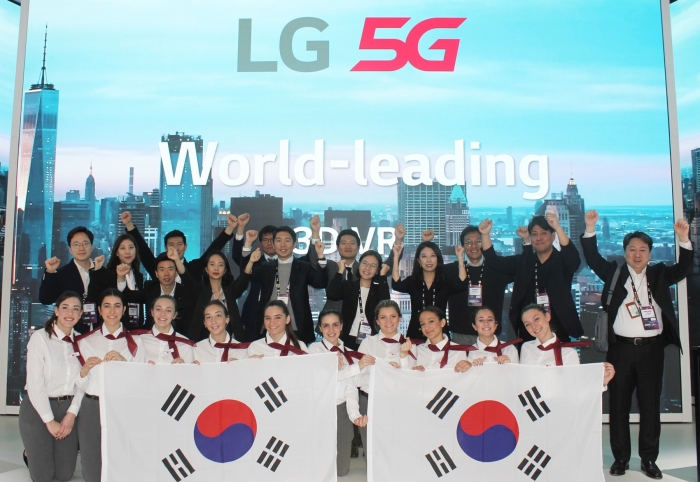 ▲MWC LG 5G부스에서 LG유플러스 및 LG전자 직원들과 부스 운영직원들이 3.1절을 기념하여 태극기를 들고 만세를 외치고 있는 모습. ⓒLG유플러스
