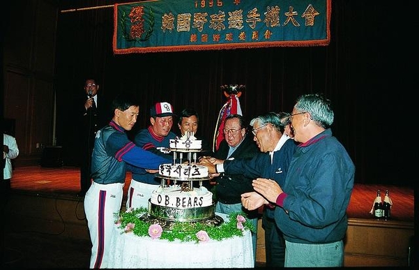 ▲박용곤 두산그룹 명예회장은 OB베어스를 창단하는 등 야구에 대한 각별한 애정으로 유명했다. 사진은 1995년 OB베어스(현 두산베어스) 한국시리즈 제패 기념식.ⓒ두산 제공