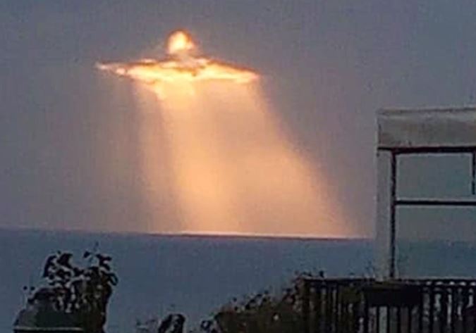 ▲이탈리아 바닷가 하늘에 서 촬영된 예수의 형상