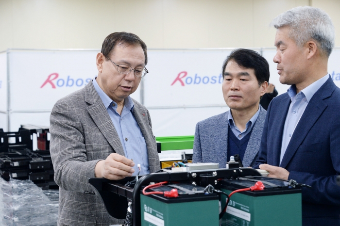 ▲LG전자 조성진 부회장이 로보스타의 다양한 산업용 로봇을 살펴보고 있다. ⓒLG전자
