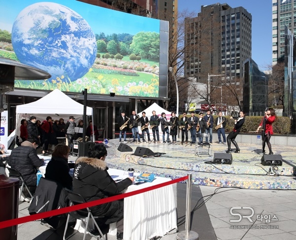 ▲24일 부영태평빌딩 앞 광장에서 개최된 2019 서울거리공연단 공개 오디션에서 참가자들이 실력을 선보이고 있다. ⓒ부영그룹