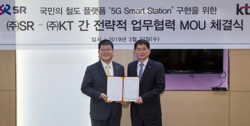 ▲‘5G 기반 ICT 사업협력식’에 참석한 이창근 KT 공공고객본부장과 김형성 SR 기술본부장. (사진 왼쪽부터) ⓒKT