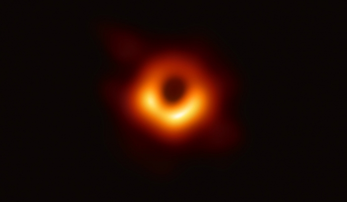 ▲4월10일 공개된 블랙홀 모습