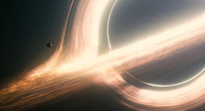 ▲영화 '인터스텔라'에서 주인공을 태운 우주선 '라자루스'호가 블랙홀을 향해 나아가고 있다. 