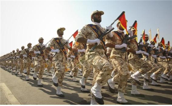 ▲ 이란의 혁명수비대 대원들이 2011년 9월 22일 이란-이라크 전쟁 기념일에 테헤란에서 행진을 하고 있는 모습 © REUTERS/Stringer
