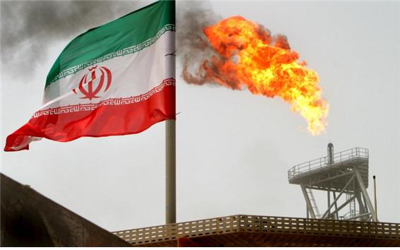 ▲이란 걸프만에 있는 소로우스(Soroush) 유전의 원유 생산 시설에서 펄럭이는 이란 국기Ⓒ REUTERS/Raheb Homavandi