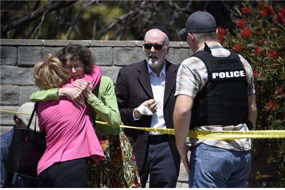 ▲2019년 4월 27일 캘리포니아주 유대교 회당에서 발생한 총격 사건 직후 지역 사람들이 경찰의 보호를 받고 있는 모습 Ⓒ AP/Denis Poroy