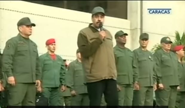 ▲마두로 대통령이 2일 베네수엘라 군간부들을 대동하고 연설하고 있다.