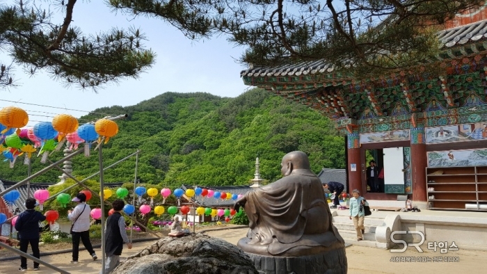 ▲불기 2563년 부처님오신날을 맞아 경북 예천의 용문사에서 불자들이 봉축법요식에 참석하고 있다.