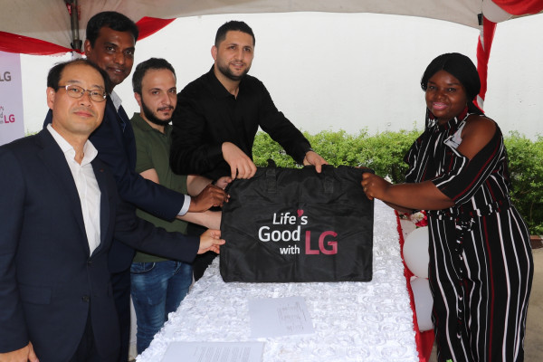 ▲LG전자가 최근 나이지리아 음보음바 마을에 무료 세탁방인 ‘라이프스 굿 위드 LG 워시’를 열었다. ⓒLG전자
