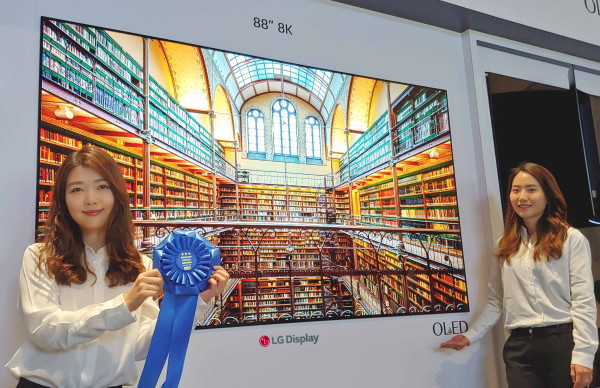 ▲16일(현지시간) 미국 새너제이에서 열린 SID 2019에서 LG디스플레이 88인치 8K OLED가 최고상인 'People's Choice 어워드'(디스플레이 부문)를 수상했다. ⓒLG디스플레이