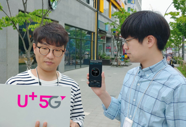 ▲LG유플러스는 ‘LG V50 ThinQ’ 스마트폰으로 종로, 마곡 등 서울지역에서 5G 다운링크 속도를 측정한 결과, 1.1Gbps 이상의 속도 구현에 성공했다고 20일 밝혔다. ⓒLG유플러스
