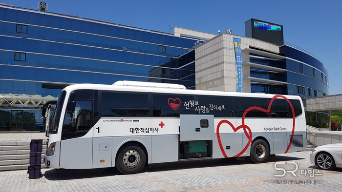 ▲양주시청 광장에서 헌혈 행사하는 대한적십자사 헌혈 차량 ⓒ최정규기자