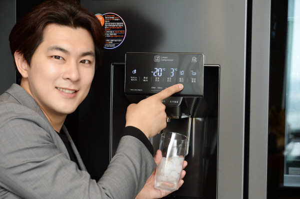 ▲LG전자가 22일 물과 얼음을 더욱 깨끗하게 즐길 수 있는 '디오스 얼음정수기냉장고' 신제품을 출시했다. ⓒLG전자