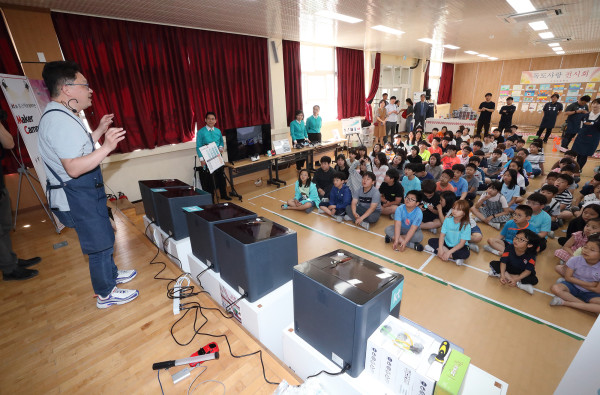 ▲울릉도 저동초등학교 학생들이 3D프린터를 활용한 반지 만들기 강연을 듣고 있다. ⓒKT