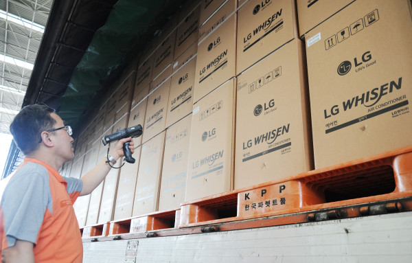 ▲LG전자 직원들이 24DLF 경남 창원사업장에서 휘센 씽큐 에어컨을 출하하고 있는 모습. LG전자 에어컨 생산라인은 지난 2월부터 줄곧 풀가동 중이다. ⓒLG전자