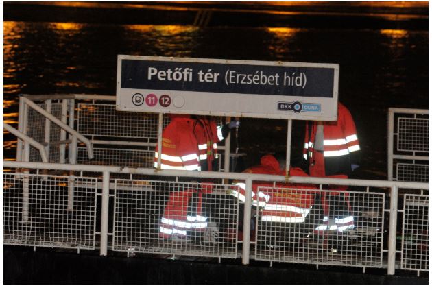 ▲사고 직후 구조작업을 펼치고 있는 헝가리 경찰ⓒ헝가리 데일리 뉴스 화면 캡쳐