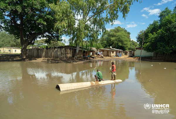 ▲ⓒ유엔난민기구. 홍수로 물에 잠겨 있는 짐바브웨 통고가라 난민촌 모습