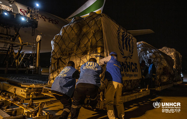 ▲ⓒ유엔난민기구. 모잠비크의 마푸트 공항에 도착한 긴급구호 물품을 옮기는 직원들의 모습.
