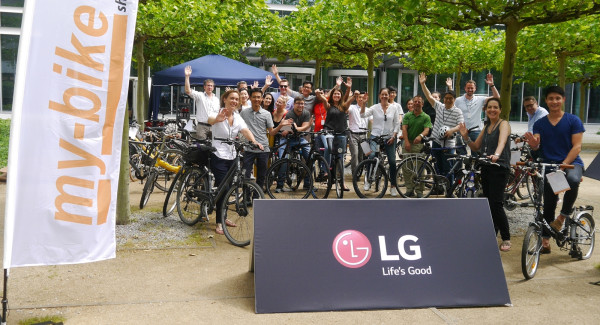 ▲독일에서 근무하는 LG전자 직원들이 ‘자전거 타고 출근하는 날’ 행사에 참여한 모습. ⓒLG전자
