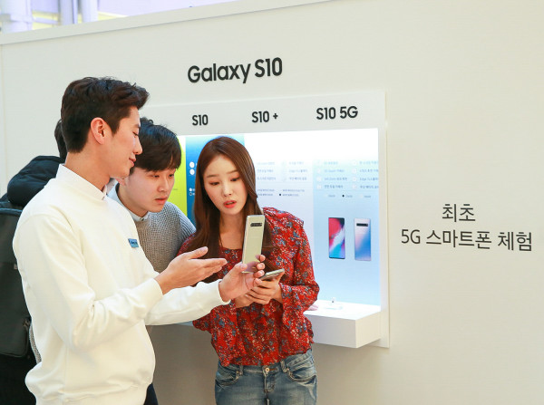 ▲갤럭시 스튜디오에서 소비자들이 삼성전자 ‘갤럭시 S10 5G’를 체험하고 있다. ⓒ삼성전자