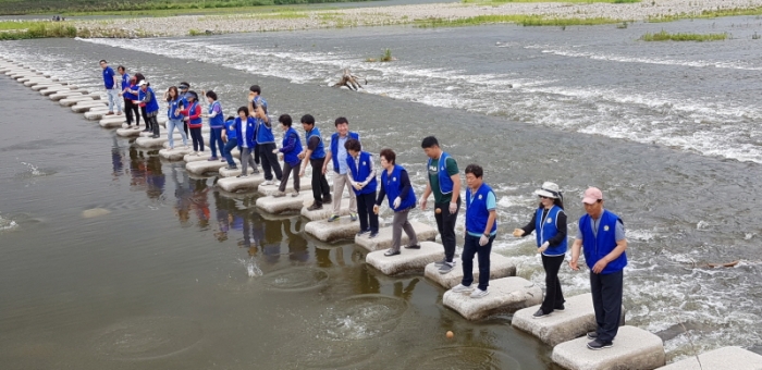 ▲ⓒ연천군. 바르게살기운동 연천군의회 회원들은 유용미생물(EM)을 이용해 만든 흙공을 한탄강에 투여했다.