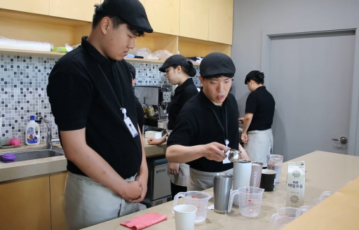 ▲SK이노베이션 ‘행복키움’이 운영하는 ‘카페 행복’에서 장애인 근로자들이 바리스타 교육을 받고 있다. ⓒSK이노베이션