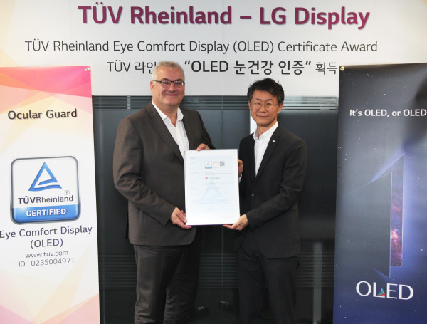 ▲LG디스플레이가 TUV 라인란드로부터 대형 OLED 패널에 대해 '아이 컴포터 디스플레이' 인증을 받았다. ⓒLG디스플레이