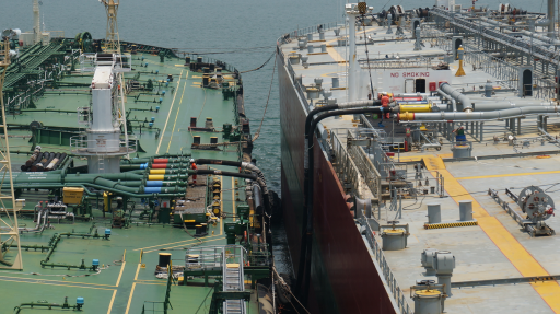 ▲SK트레이딩인터내셔널 임차 선박(사진 왼쪽)이 해상 블렌딩을 위한 중유를 공급 받고 있다. ⓒSK트레이딩인터내셔널