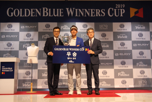 ▲박기원 골프존 대표, 우승자 김민수, 박희준 골든블루 전무(사진 왼쪽부터). ⓒ골프존