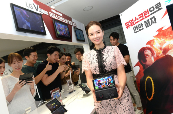 ▲LG전자 모델과 고객들이 LG V50 ThinQ와 LG 듀얼스크린으로 모바일 게임을 즐기고 있다. ⓒLG전자