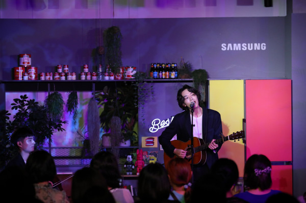 ▲가수 케빈오가 지난 19일 삼성디지털플라자 강남본점 5층에 위치한 삼성 라이프스타일 생활가전 쇼룸 '#프로젝트프리즘에서 '프리즘 콘서트'를 열고 노래하고 있다. ⓒ삼성전자