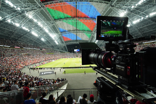 ▲지난 21일 싱가포르에서 열린 인터내셔널 챔피언스컵 토트넘 홋스퍼와 유벤투스의 경기를 8K 카메라로 촬영하고 있다. ⓒ삼성전자