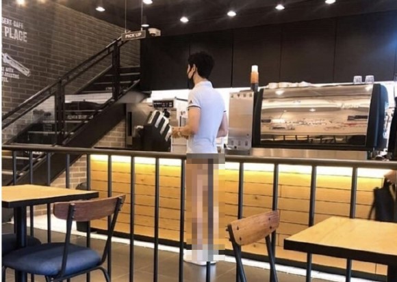 ▲충주의 한 카페에 티팬티를 입고 등장한 남성의 모습. ⓒ온라인 커뮤니티