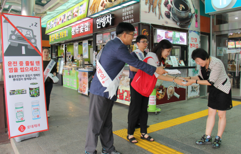 ▲신탄진 휴게소에서 롯데제과와 대전충남본부 직원들이 운전자들에게 껌을 나눠주고 있다. ⓒ롯데제과