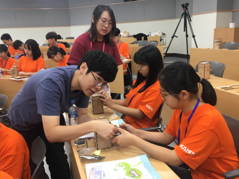 ▲한화-KAIST 청소년 여름방학 과학캠프에 참가한 멘토와 멘티들이 헝그리봇을 만들고 있다. ⓒ한화