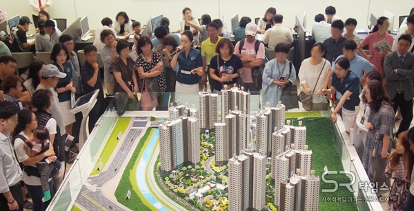 ▲지난 9일 문을 연 ‘광양 푸르지오 더 퍼스트’ 견본주택에 주말 3일간 2만5,000여명이 다녀갔다. ⓒ대우건설