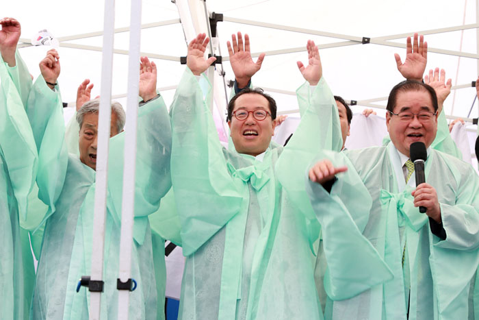 ▲홍유릉에서 열린 광복절 기념행사에서 참석자들이 만세삼창을 하고 있다. ⓒ남양주시