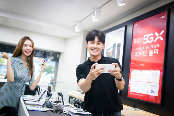 ▲SK텔레콤 모델들이 서울 명동에 위치한 대리점에서 ‘갤럭시 노트10’로 5G 서비스를 사용하고 있는 모습. ⓒSK텔레콤