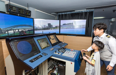 ▲현대해양서비스 트레이닝 센터를 방문한 어린이가 선박 조종 시뮬레이션을 체험하고 있다. ⓒ현대상선