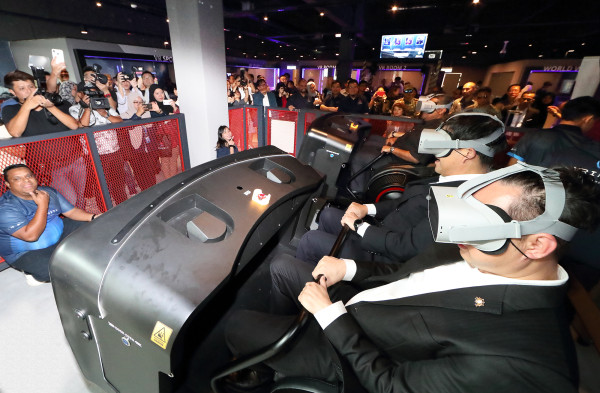 ▲KT와 IISB가 함께 구축한 말레이시아 VR 테마파크 ‘브리니티’에서 현지 고객들이 VR 어트랙션과 게임을 체험하고 있다. ⓒKT