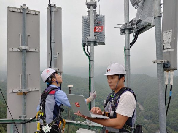 ▲KT 네트워크부문 직원들이 대구 팔공산에 5G 기지국을 설치하고 품질을 점검하고 있다. ⓒKT