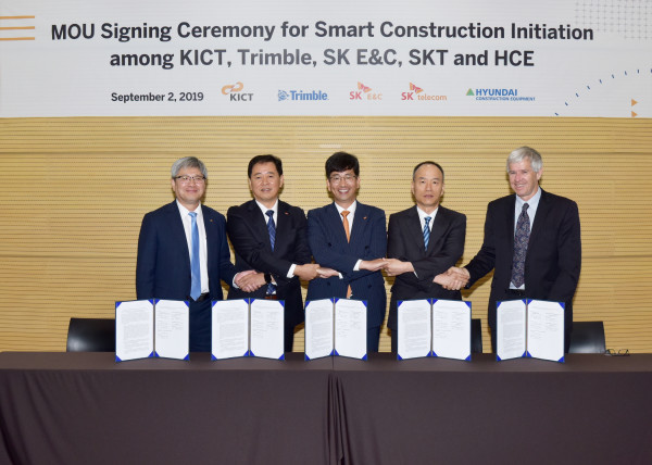 ▲SK텔레콤은 한국건설기술연구원, 현대건설기계, SK건설, 트림블 등과 함께 '5G 기반 스마트 건설' 기술 혁신을 위한 업무 협약을 체결했다고 2일 밝혔다. ⓒSK텔레콤