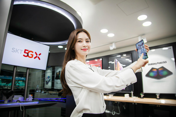 ▲SK텔레콤이 9월 5일 SK텔레콤 공식 온라인몰 ‘T월드다이렉트’ 에서 갤럭시 폴드 5G 예약판매를 진행한다. ⓒSK텔레콤