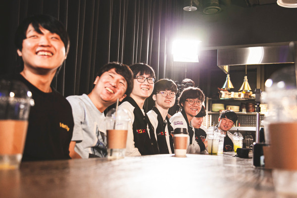 ▲롤파크 투어 행사에 참여한 점프 AR · VR 이용 고객들이 SK텔레콤 e스포츠단 T1 선수단과 깜짝 팬미팅을 하는 모습. ⓒSK텔레콤