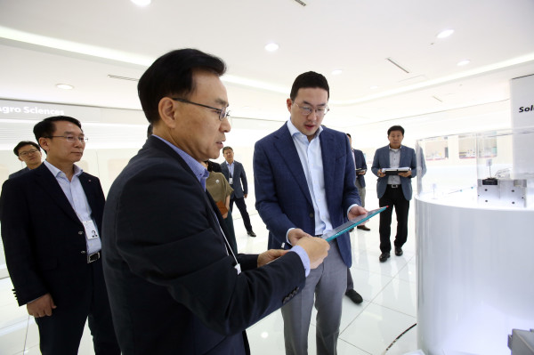 ▲구광모 LG 회장(오른쪽)이 지난달 29일 미래 소재부품 개발 현황을 살피기 위해 대전 LG화학 기술연구원을 방문했다. ⓒLG