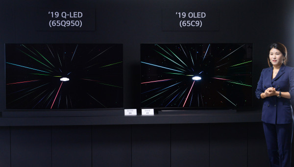 ▲17일 서울 여의도 LG트윈타워에서 열린 LG전자 디스플레이 기술설명회에서 LG전자 직원이 8K TV 제품들의 해상도 차이를 설명하고 있다. ⓒLG전자