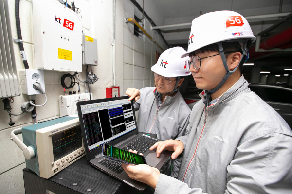 ▲KT 네트워크부문 직원들이 서울 서초구의 한 건물 내 지하 주차장에서 ‘5G 스마트 빔 패턴 동기화 기술’이 적용된 5G RF 중계기의 품질을 점검하고 있다. ⓒKT